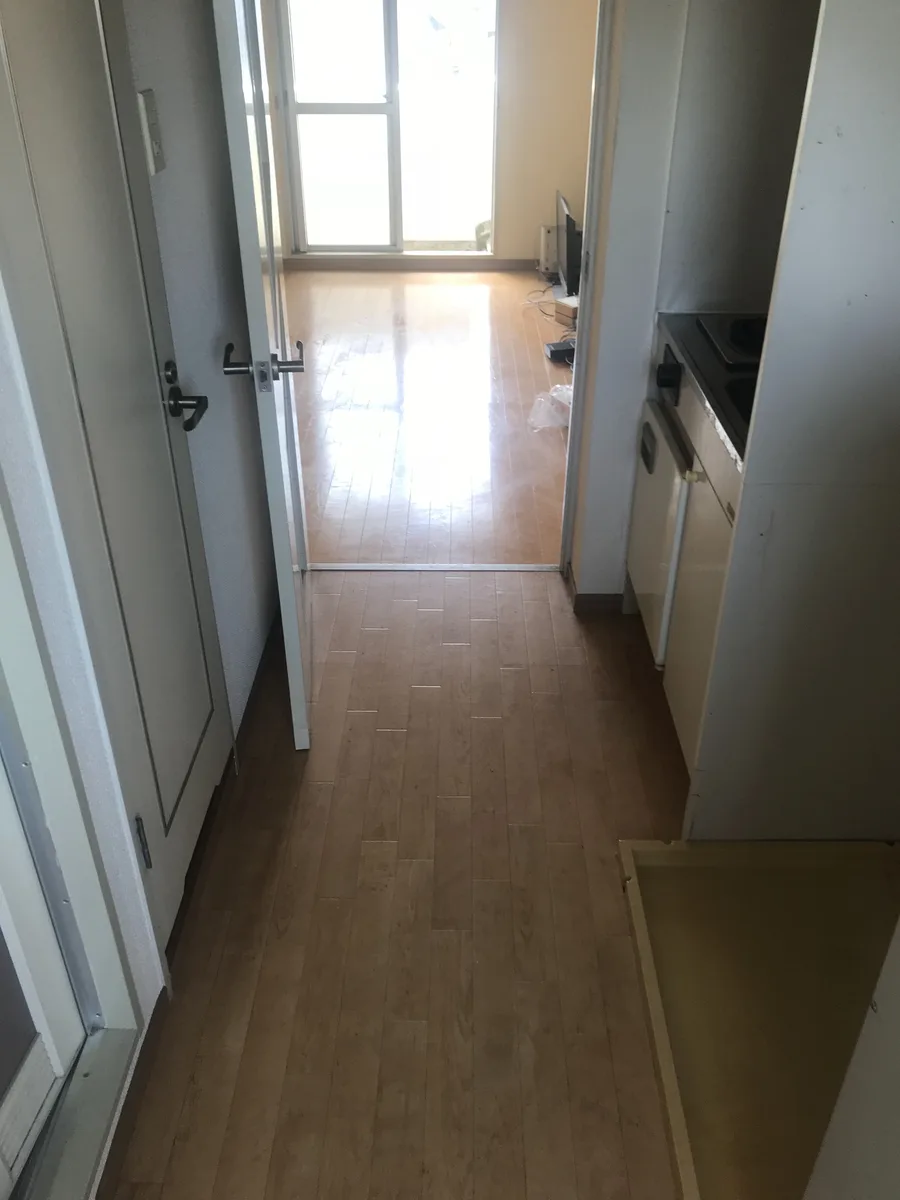 ゴミ屋敷清掃後の1Kアパート廊下 — きれいに片付いた状態