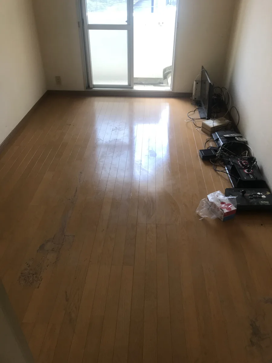 ゴミ屋敷清掃後の1Kアパート居室 — 不用品を搬出し床が見える状態