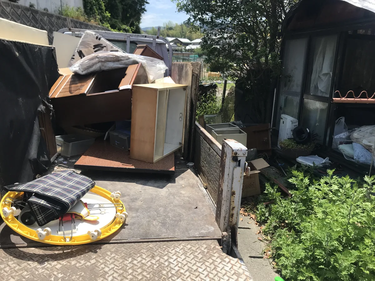 福岡不用品回収隊のトラックに家具を積み込んだ様子