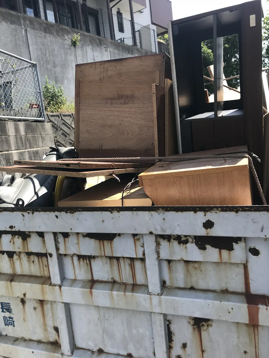 不用品回収トラック満載の様子 — 大型家具もまとめて回収