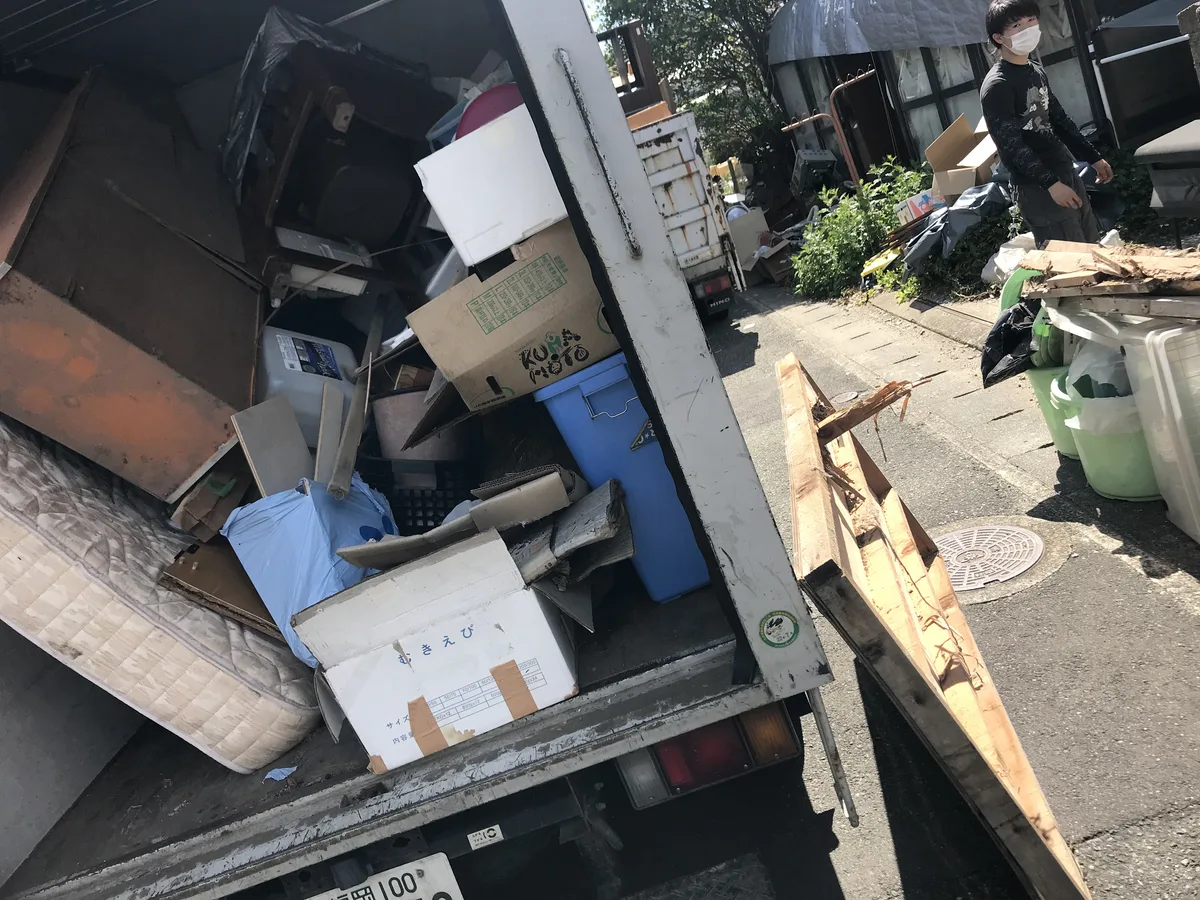 2トントラックに不用品を満載した実際の作業風景